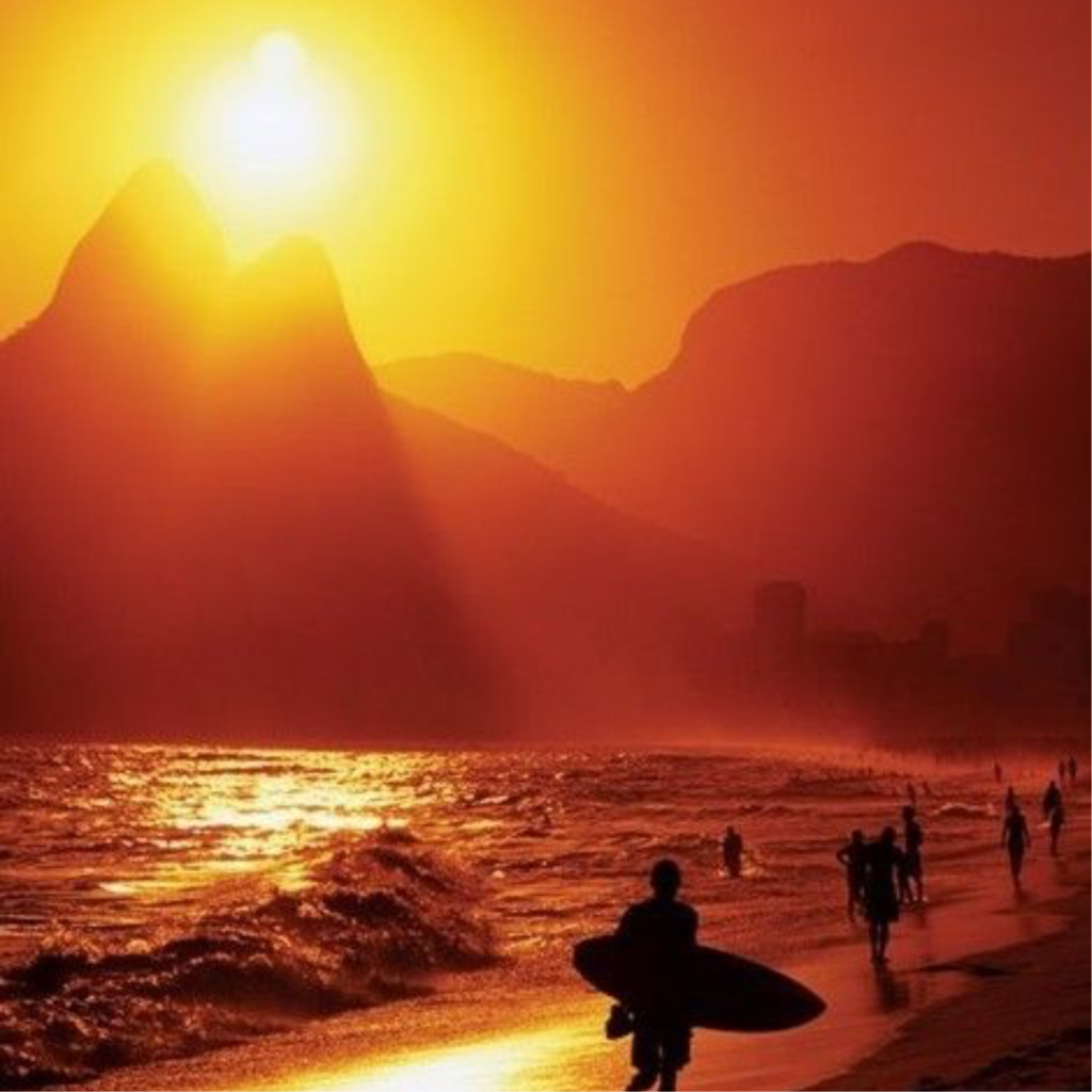 coucher de soleil sur la plage d’Ipanema